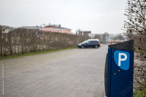 Leerer Parkplatz mit Parkautomat
