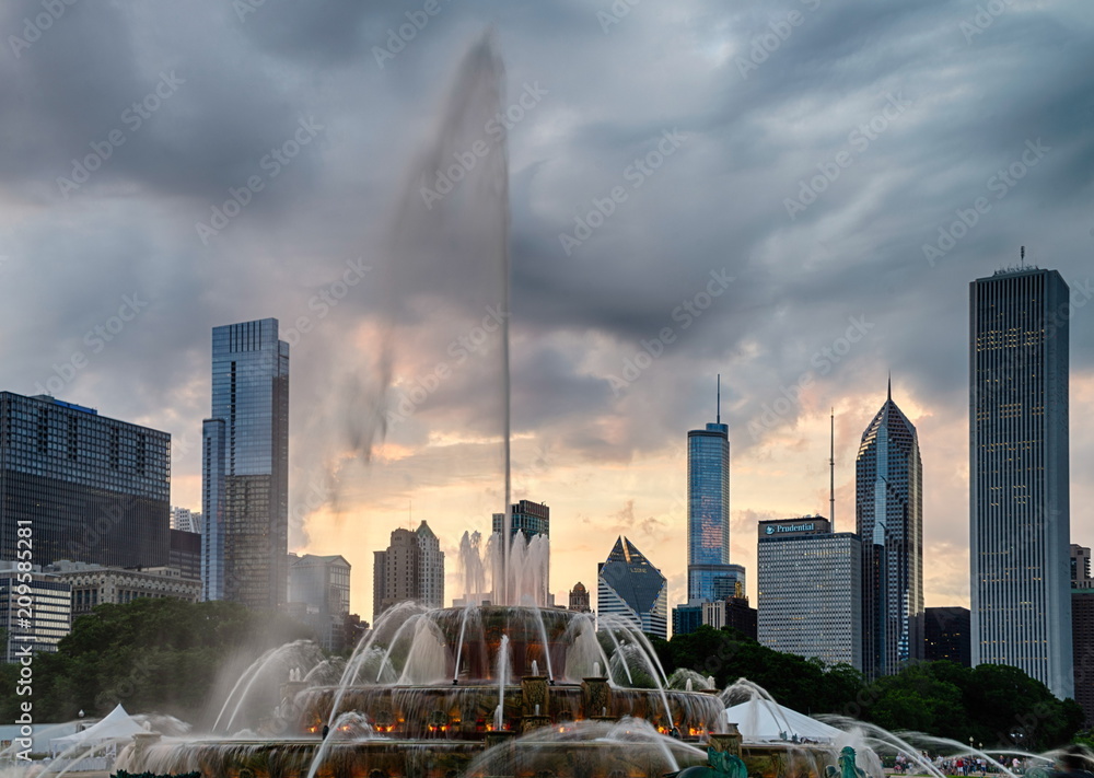 Buckingham fountain in Grant Park, Chicago - obrazy, fototapety, plakaty 