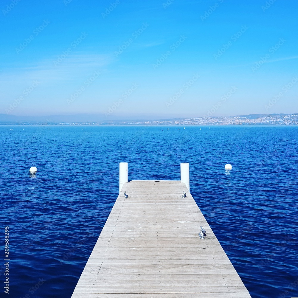 Fototapeta premium ponton sur le lac léman