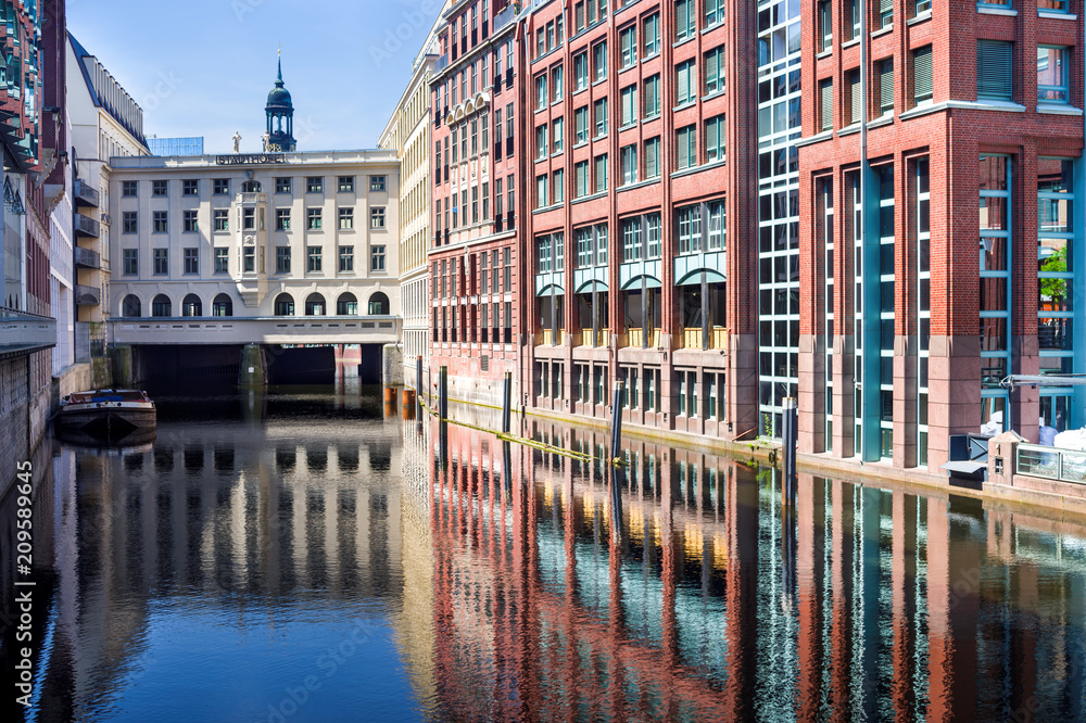 Naklejka premium Stadthausbrücke Hamburg am Bleichenfleet sonnig