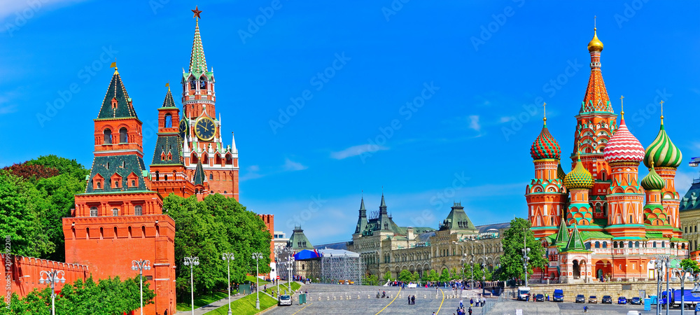 View of Kremlin and Red Square in summer in Moscow, Russia. - obrazy, fototapety, plakaty 