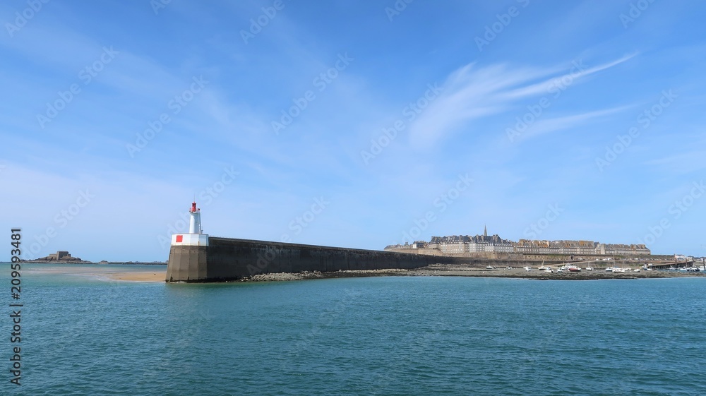 Vue sur Saint-Malo depuis la mer, avec le môle des Noires et son phare (France)