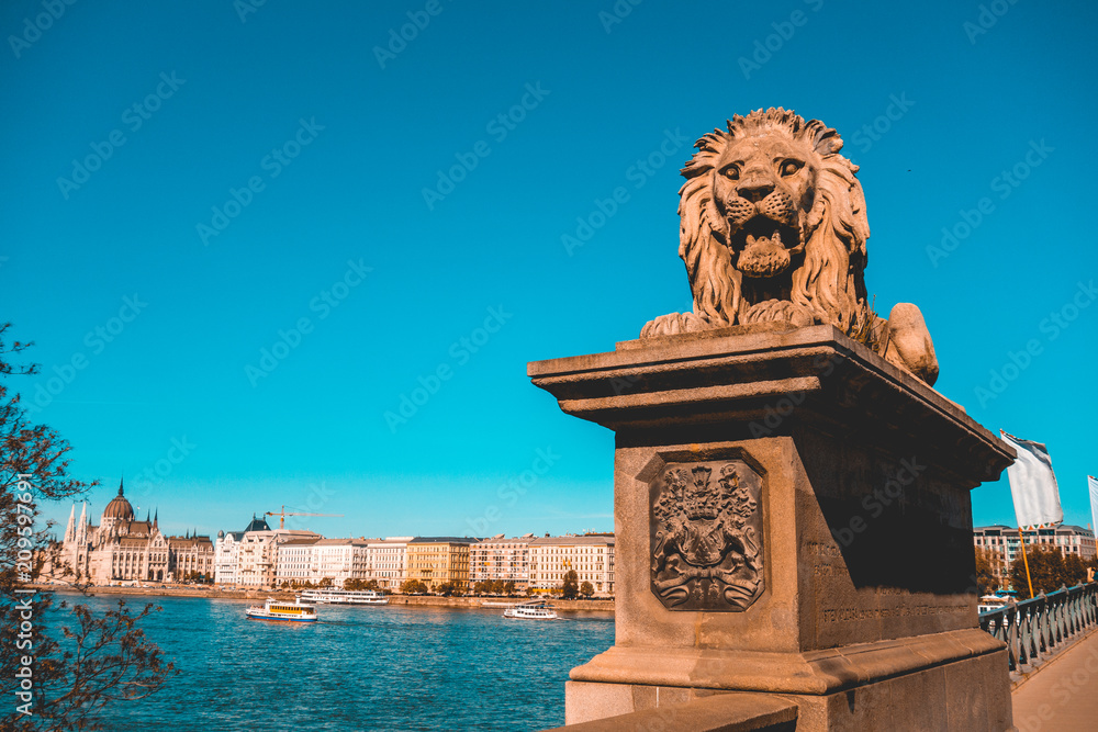 Obraz premium lion statue at chain bridge