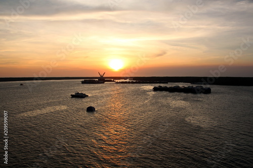 Выгрузка судна  в порту Сайгон, Вьетнам, река Меконг
 