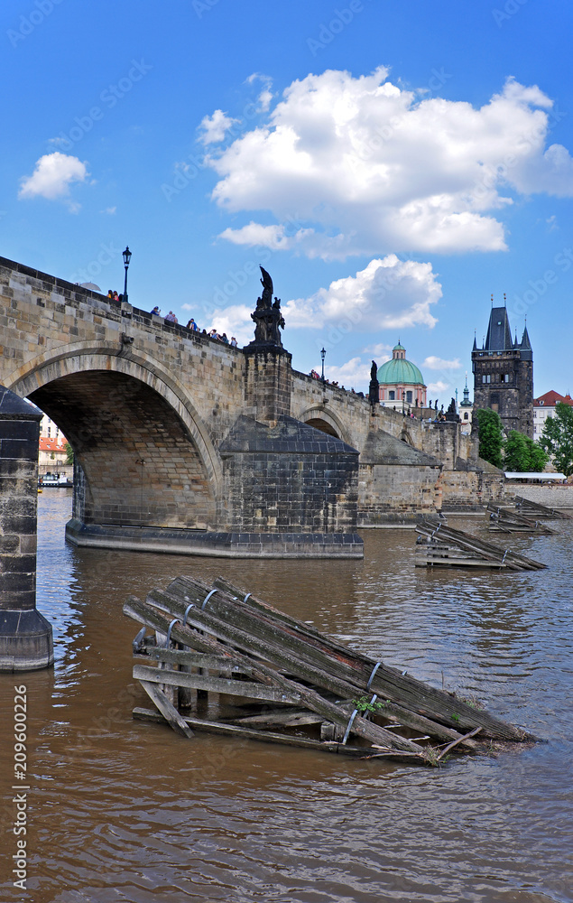 Φωτογραφία View from the Vltava River to Charles Bridge, the Old Town Tower and the Church of St