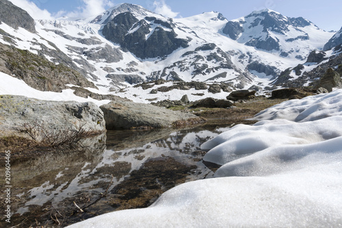 Alpenlandschaft Bergfrühling Schweiz - Sustenpass Steingletscher Wasser Landschaft mit Schneeberge im Hintergrund