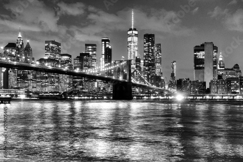 Dekoracja na wymiar  new-york-city-financial-district-in-lower-manhattan-with-brooklin-bridge-at-night-usa-bw