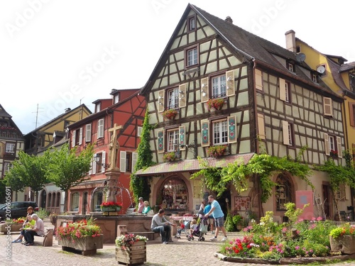 Kaysersberg, place de l'église, avec des maisons à colombages et la fontaine Constantin (France)