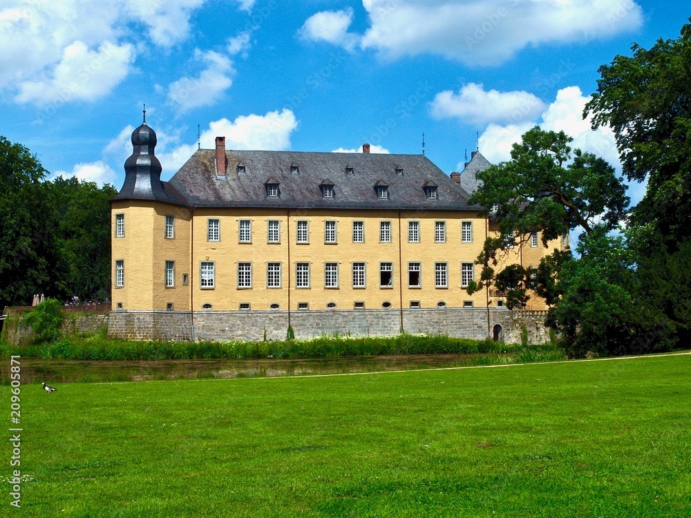 Schoene Fassade von Schloss Dyck in Juechen in Deutschland