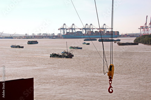 Контейнерный терминал и контейнеровоз на реке Меконг, порт Сайгон, Вьетнам

