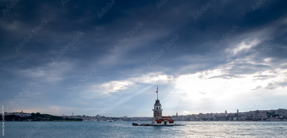 Fototapeta premium Maiden Tower of Istanbul