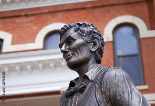 Abraham Lincoln bronze statue