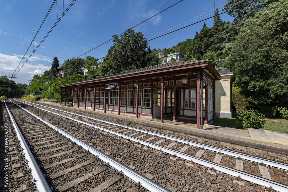 Fototapeta premium La bellissima stazione ferroviaria di Miramare - panorama triestino