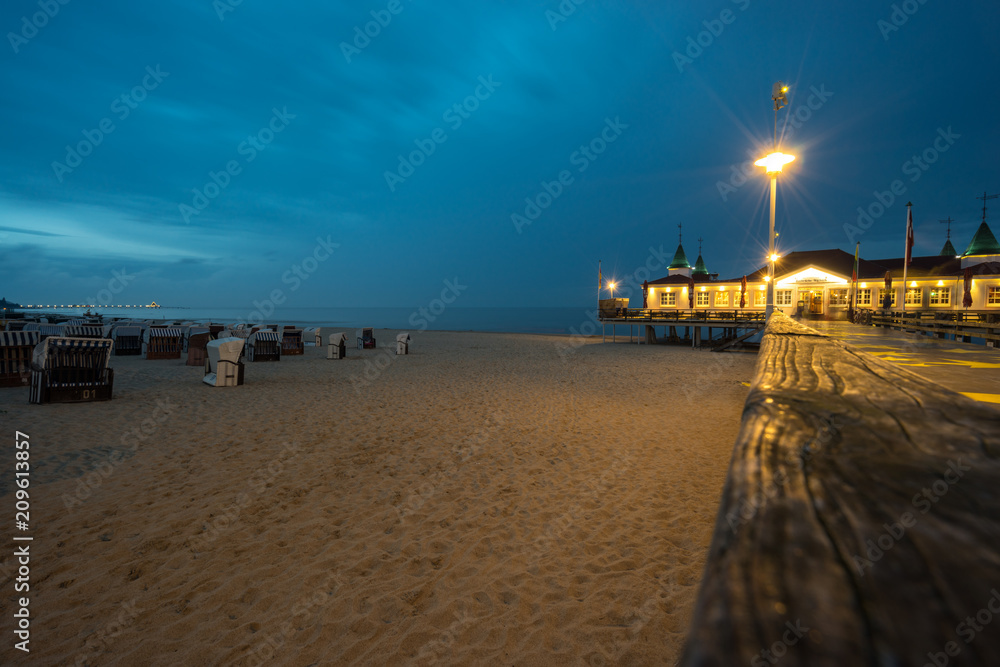 Obraz premium Seebrücke von Ahlbeck bei Nacht
