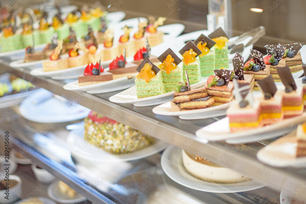 Fototapeta premium cakes in the bakery window