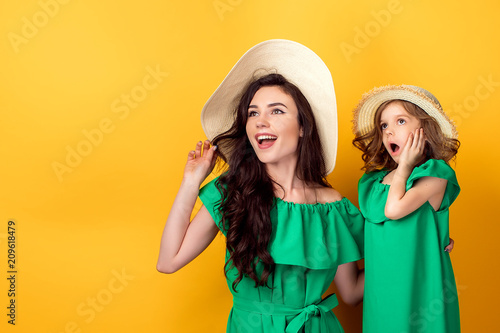 Fotografía Attractive brunette in hat with wide brim standing and surprised girl with open