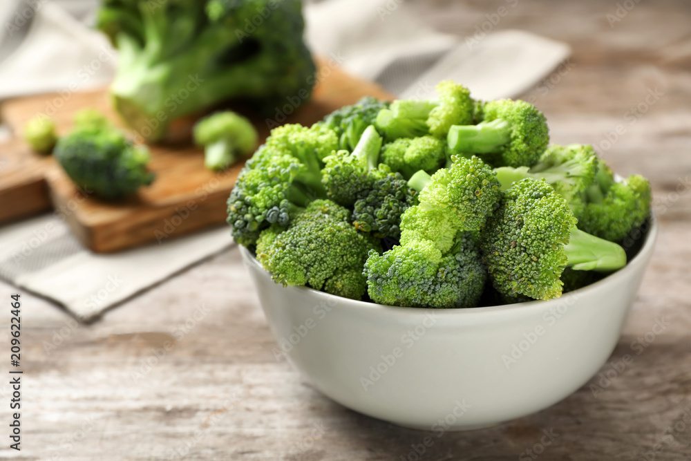 Bowl with fresh green broccoli on table - obrazy, fototapety, plakaty 