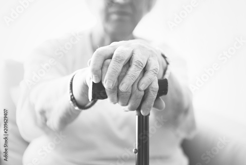 Senior woman holding a walking stick © Rawpixel.com
