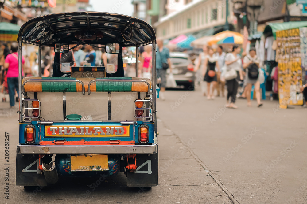 Obraz premium Tuk Tuk (tradycyjny tajski samochód taksówkowy) parking dla czekania na pasażera turystycznego przy słynnej ulicy Backpacker w Bangkoku (droga Khao San), punkt orientacyjny i popularny wśród turystów, zwiedzanie Bangkoku w Tajlandii