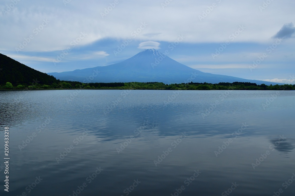 二重のレンズ雲かかる富士山