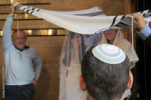 Εκτύπωση καμβά Rabbi belssing Jewish bride and a bridegroom under a chupa