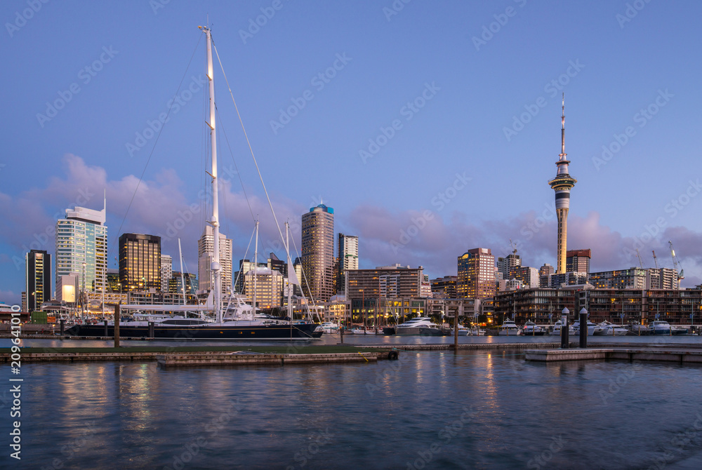 Obraz premium Scenery view of Viaduct Harbour in the central of Auckland, New Zealand at sunset. 