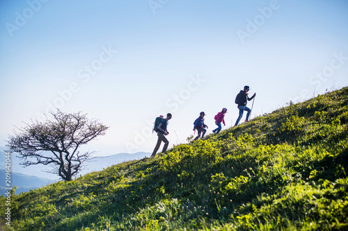 Obraz na płótnie Family in a hike w salonie