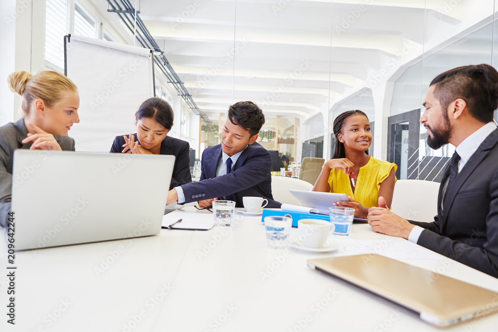 Obraz premium Business people in workshop