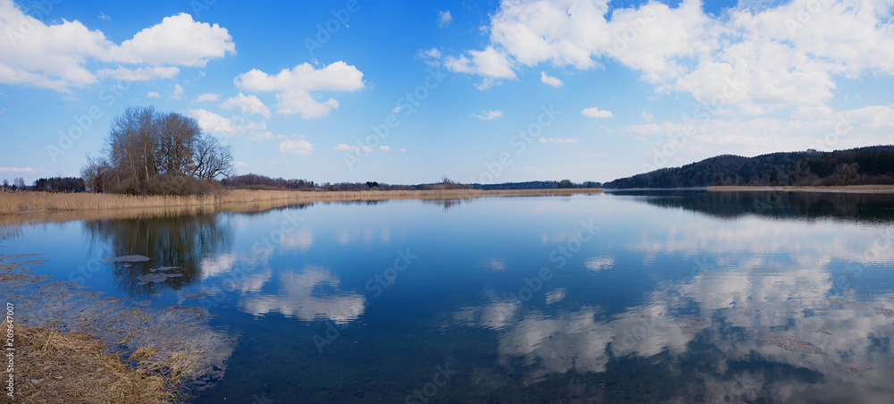 Idyllische Szene am Seehamer See, blauer Himmel mit Wolkenspiegelung