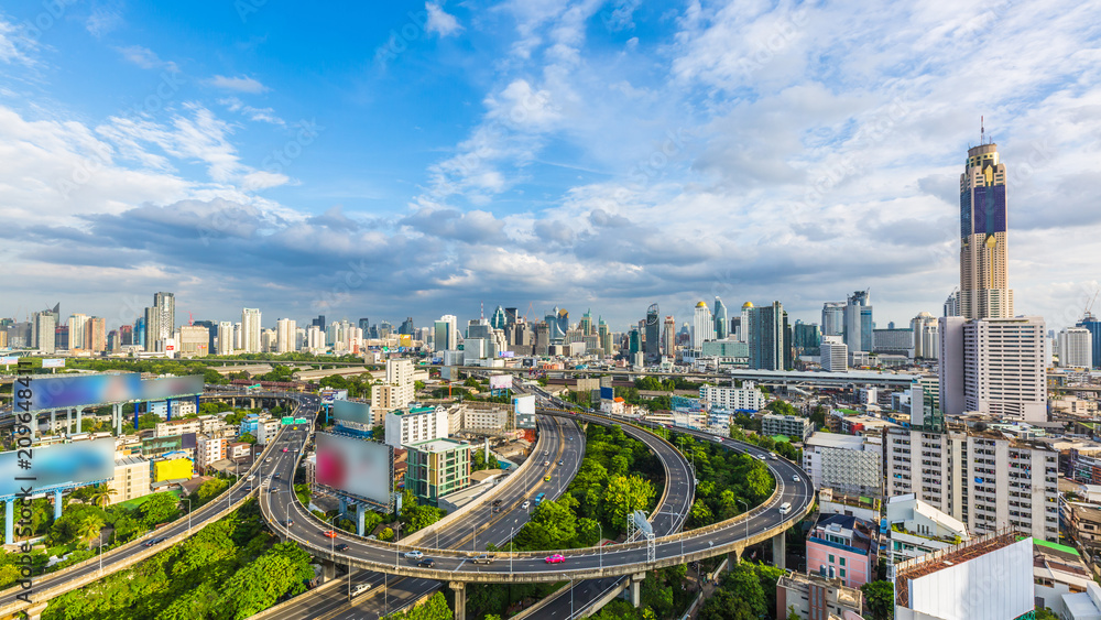 Fototapeta premium Bangkok City z krzywą ekspresową i wieżowcem panoramę, pejzaż Bangkok, Tajlandia.