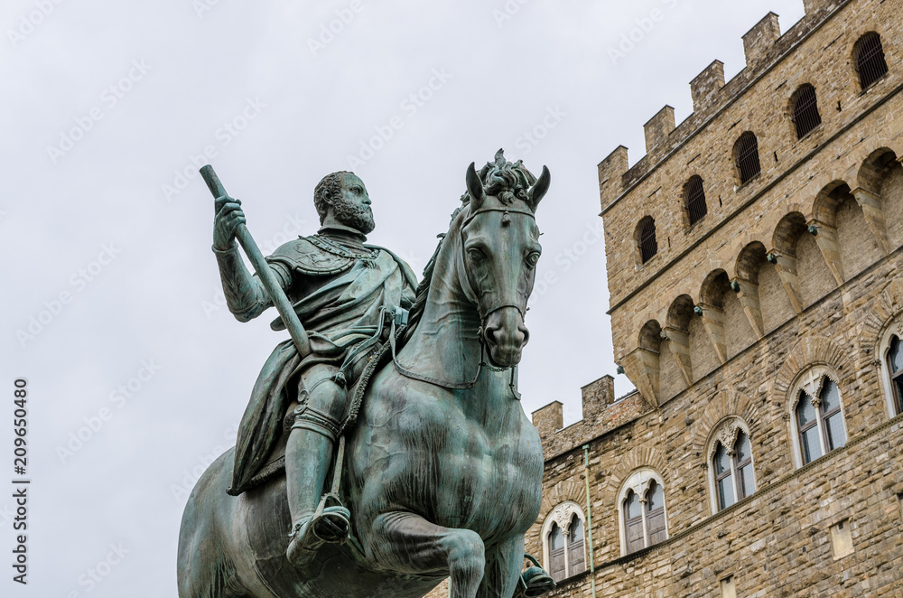 Fototapeta premium statue of Cosimo I de Medici, Piazza della Signoria, Florence. Italy. May 2017