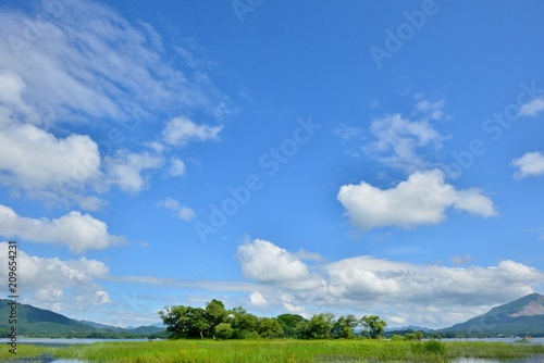 夏の高原・青空と湖畔の風景 
