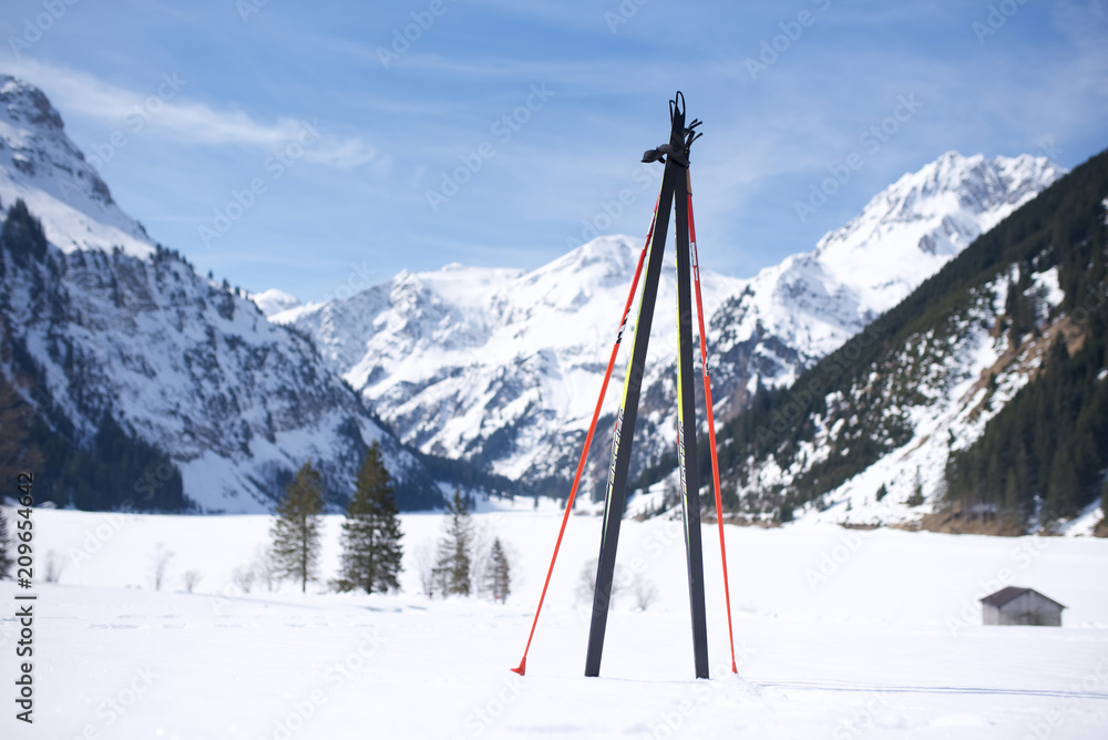 Fototapeta premium Ski Langlauf und Stöcke Skifahrer mit Alpenpanorama4