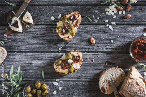 Tapas ou Tartine de Pain Grillé à la Tomme de Provence, Olive Verte, Tomate séchée et Amande pour un Apéritif 