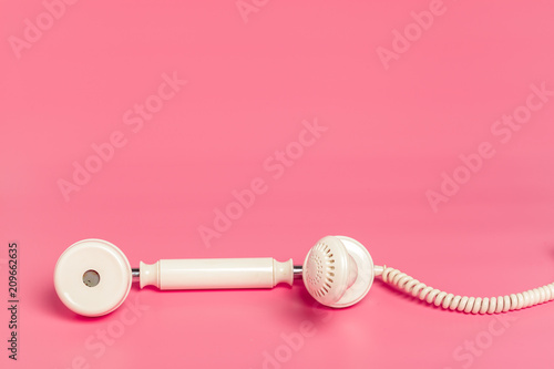 Fototapeta Retro biały telefon na różowym tle