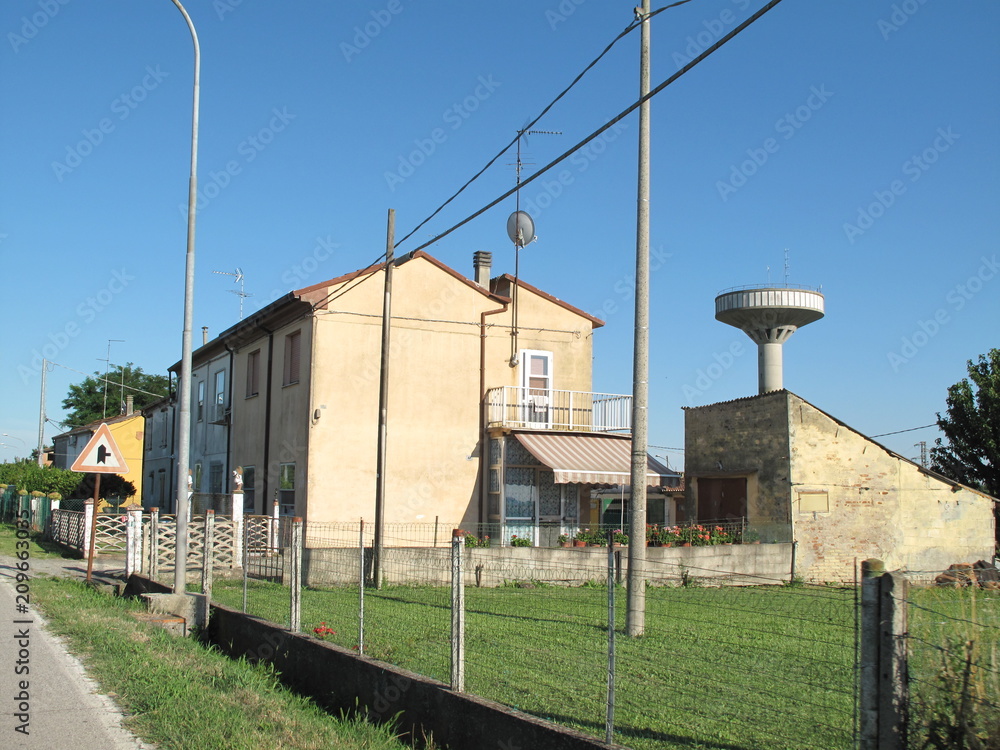 casa e abitazione in piccolo paese di campagna