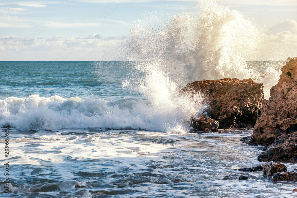 Naklejka premium Fale oceanu złamać przeciwko skały, Portugalia, piękny krajobraz przyrody