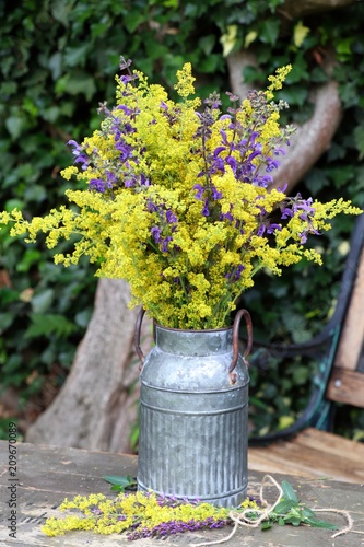 Blumenstrauß aus echtem Labkraut und Wiesensalbei in Gelb und Lila
