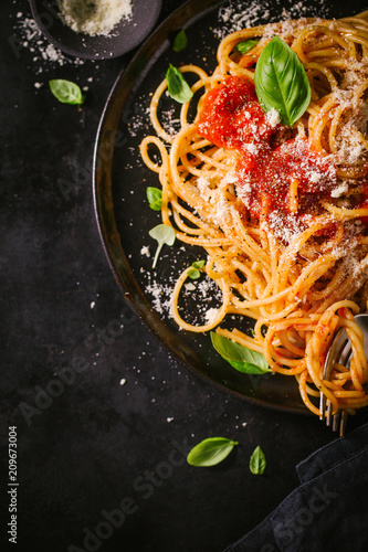 Bilde på lerret Dark plate with italian spaghetti on dark