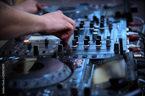 DJ mixer
