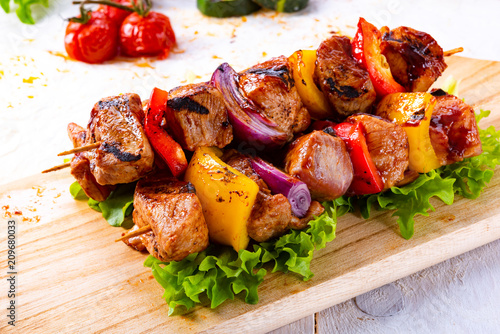 Konstfotografi tasty and colorful meat skewers with peppers and onions