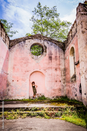 Femme dans les ruines de la chapelle de Moulin sur Cance près d'Annonay photo