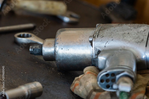 Obraz na płótnie Pneumatic impact wrench gun w salonie
