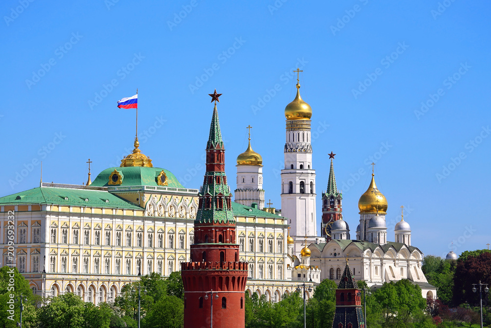 Moscow Kremlin in the summer morning - obrazy, fototapety, plakaty 