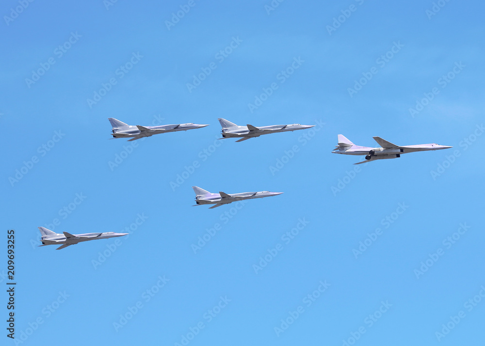 Obraz premium Russian strategic aircraft in flight