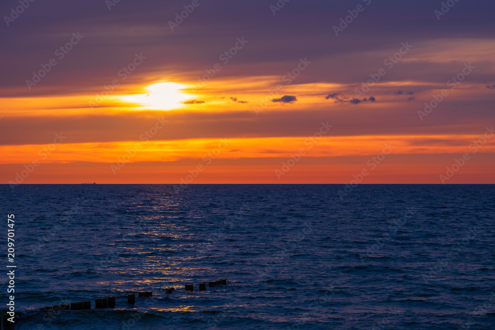 Fototapeta premium Sonnenutnergang über der Ostsee