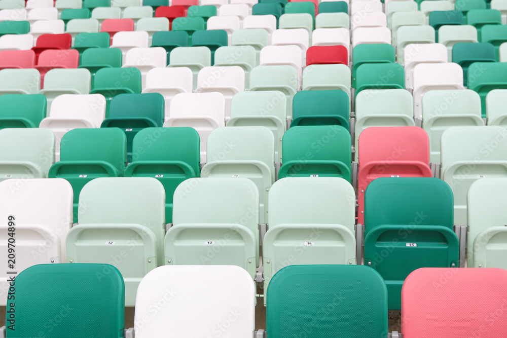 Naklejka premium Wielokolorowe siedzenia dla kibiców na stadionie