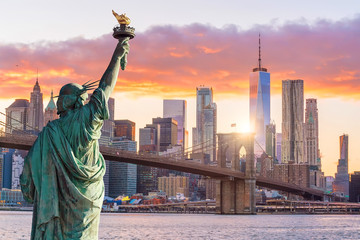 Fototapete Manhattan Freiheitsstatue und Skyline bei Sonnenuntergang  © f11photo