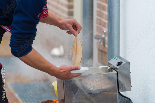 Fotografia putting fish in a frying pan