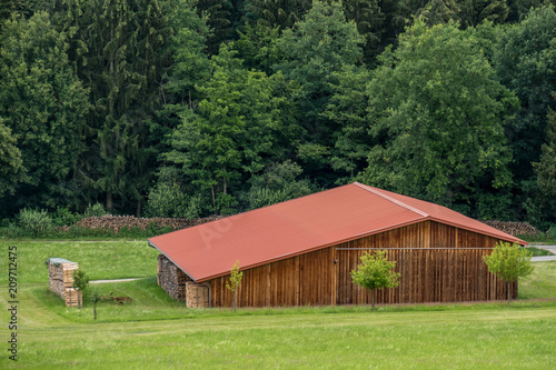 Scheune mit Brennholzlager